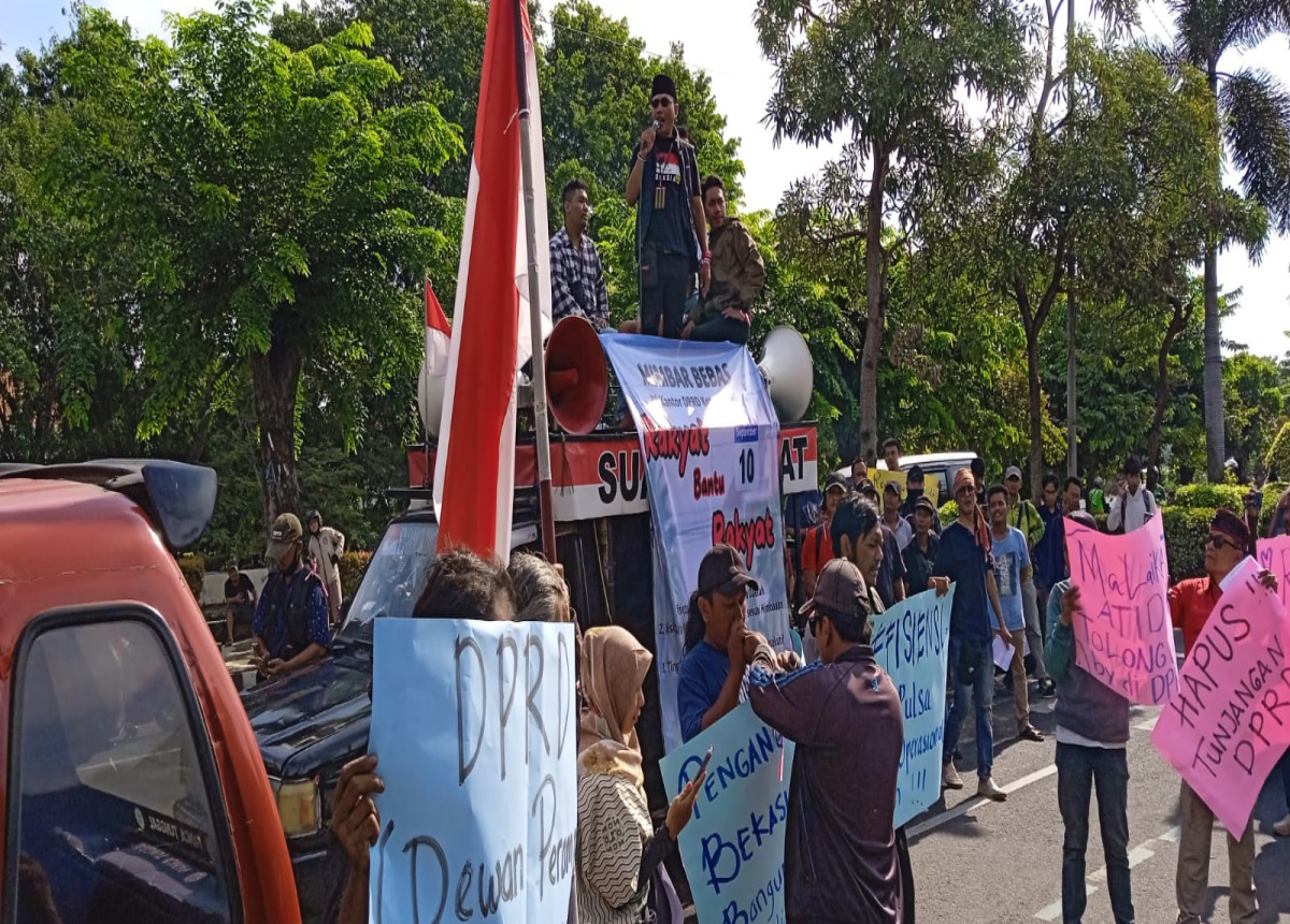 Massa Desak DPRD Hapus Tunjangan Dewan dan Sewa Rumdin Tri Adhianto IMG_20250910_181340